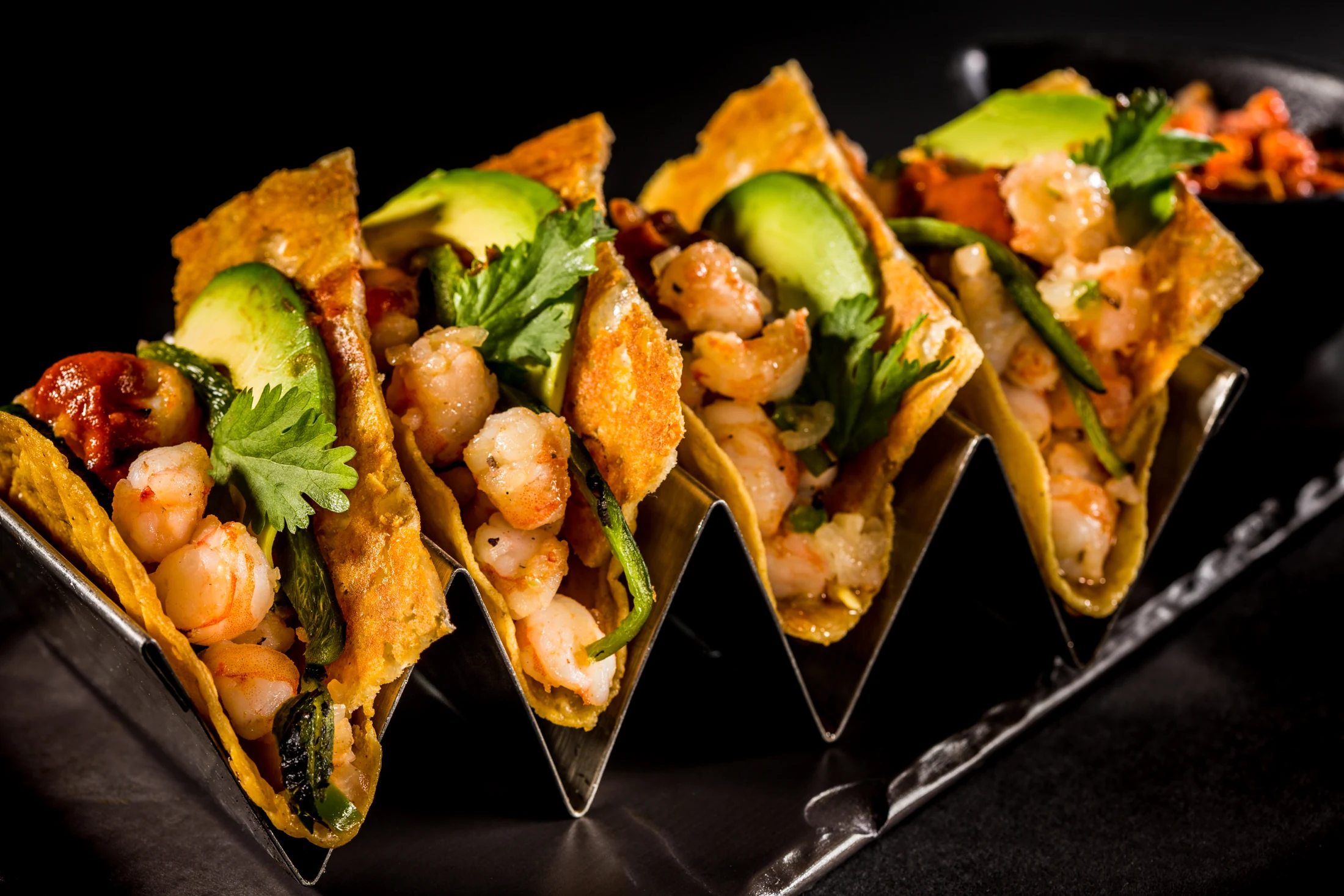 Fotografía de tacos sobre fondo oscuro