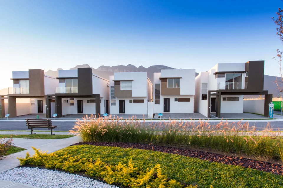 Desarrollo residencial a nivel de calle.