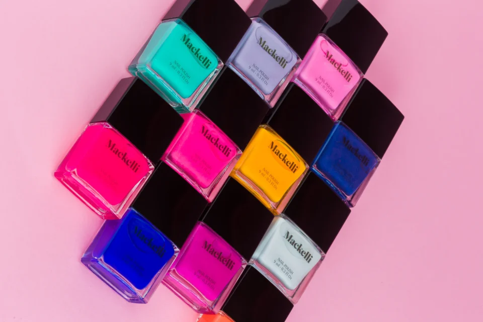 Cosméticos: color, composición y repetición.
