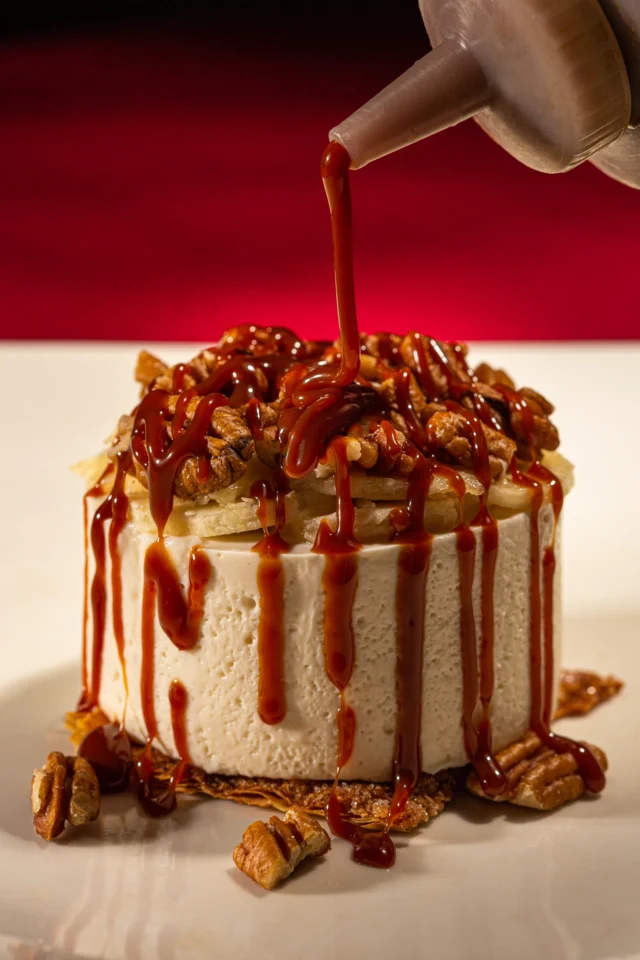 Postre con salsa en movimiento y una paleta diferente.