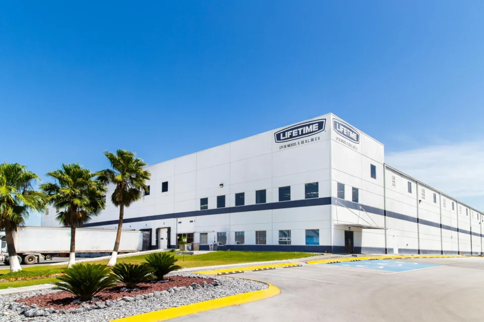Fachada de Lifetime: instalaciones e identidad de la empresa.