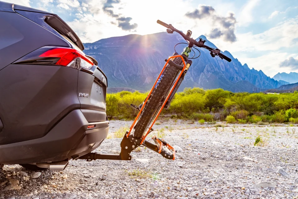 Accesorios automotrices en contexto de uso.