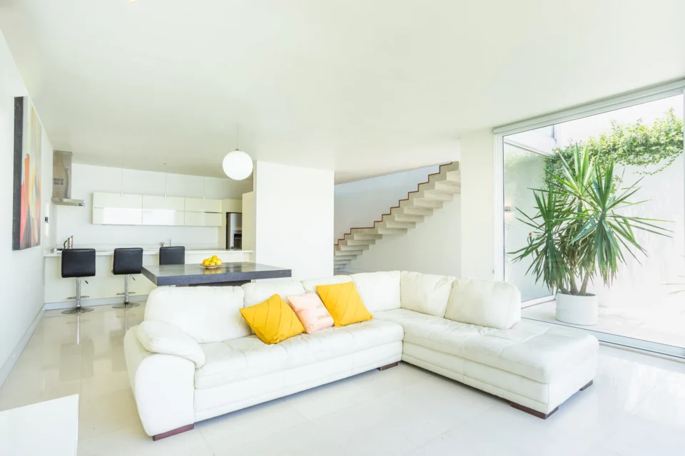 Interior residencial luminoso.