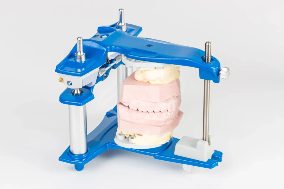 Equipo dental: combinación de materiales y detalle.
