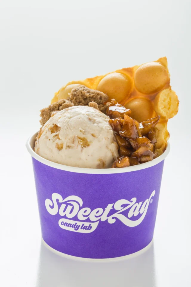 Postre SweetZag con marca visible; combina producto, textura y presentación comercial.